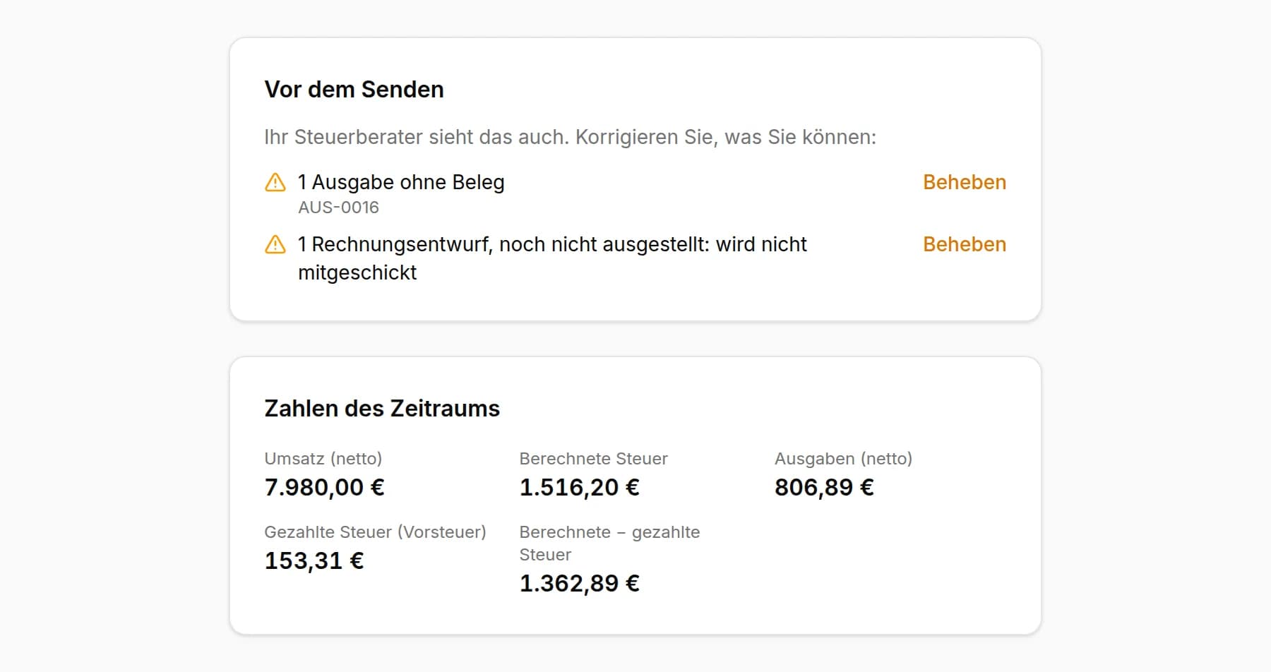 Vor dem Senden: eine Ausgabe ohne Beleg und ein Rechnungsentwurf, der nicht mitgeschickt wird; darunter die Zahlen des Zeitraums mit Umsatz, berechneter Umsatzsteuer, Ausgaben und Vorsteuer